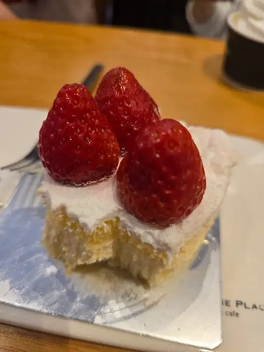 신선한 딸기가 올려진 부드러운 케이크