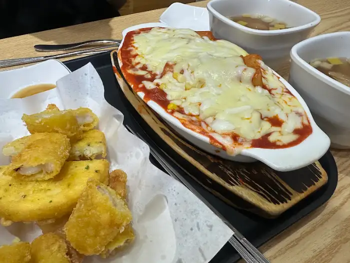 쭉 늘어나는 치즈가 인상적인 쪼매매운떡볶이의 치즈오븐 떡볶이