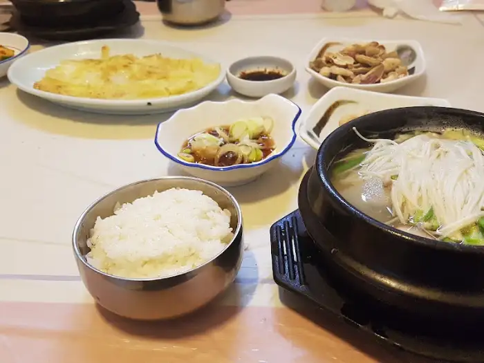 식탁 위에 다양하게 차려진 푸짐한 음식들