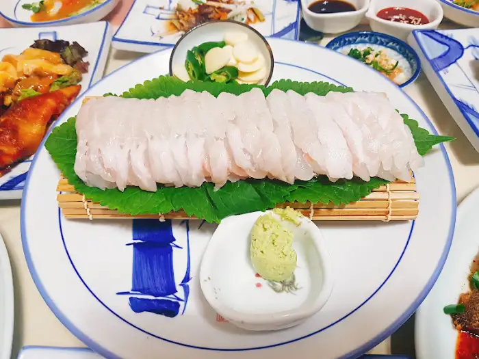 신선한 자연산 활어회 한 접시가 푸짐하게 담겨있는 모습