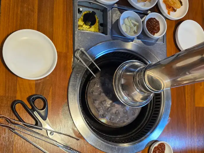 테이블 세팅 및 숯불구이 장치