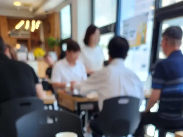 온정정육식당 내부 모습, 편안한 분위기의 테이블