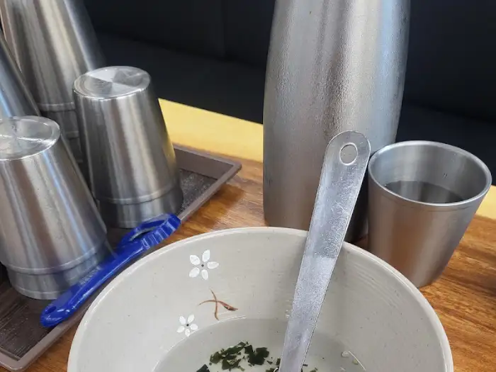 만복이쭈꾸미 낙지볶음 성주점의 컵과 물통