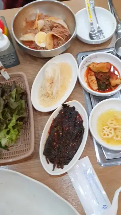 한가족숯불구이 벌교직영점 푸짐하게 차려진 식탁과 맛있는 함흥냉면
