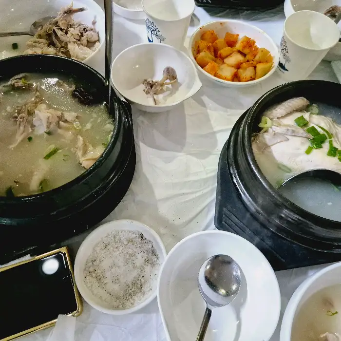 정박사냉면삼계탕 식탁 위 삼계탕과 곁들임 반찬