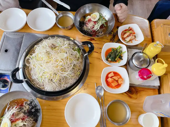 평창댁 테이블 세팅 모습, 푸짐한 음식과 반찬들