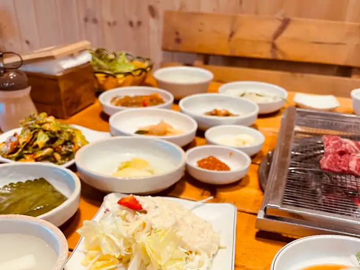 테이블에 차려진 정갈한 밑반찬과 샐러드