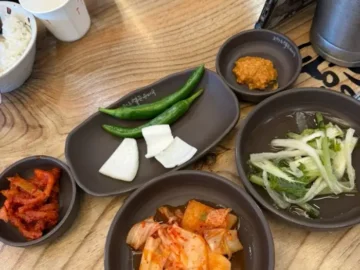 고향옥 얼큰순대국 테이블 세팅, 다양한 밑반찬과 청양고추, 양파