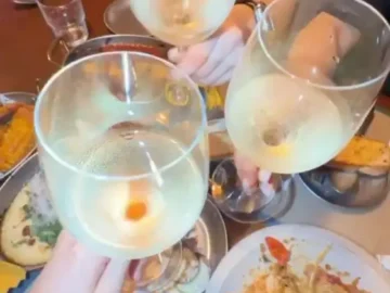 구운 노원역점 테이블 와인잔과 음식