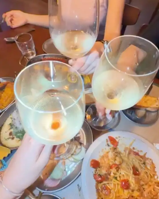 구운 노원역점 테이블 와인잔과 음식