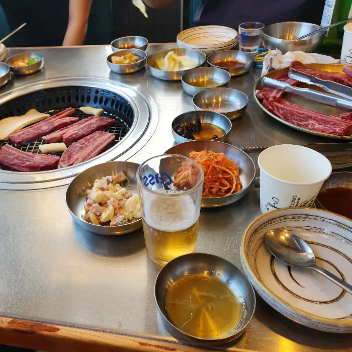 다양한 음식과 맥주가 놓인 테이블