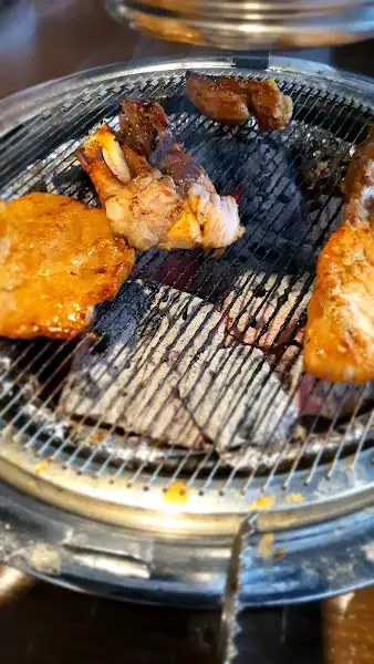 숯불 위에서 맛있게 익어가고 있는 태백돼지갈비삼겹살의 고기