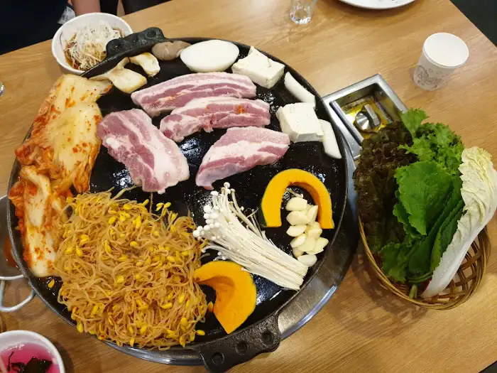 푸짐하게 차려진 태백돼지갈비삼겹살의 삼겹살과 곁들임 찬