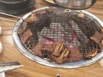 숯불 위에서 지글지글 익어가는 태백돼지갈비삼겹살의 LA 갈비