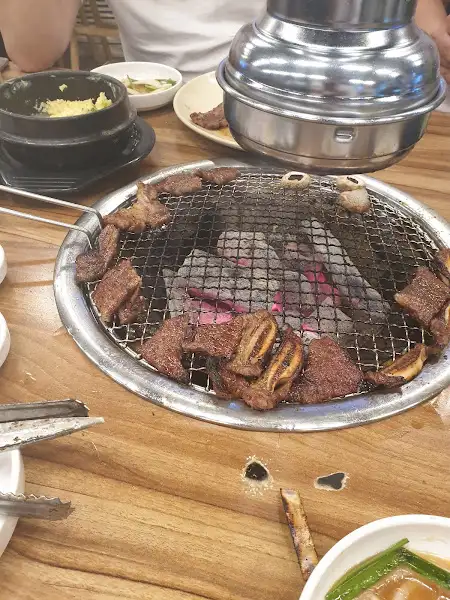 숯불 위에서 지글지글 익어가는 태백돼지갈비삼겹살의 LA 갈비