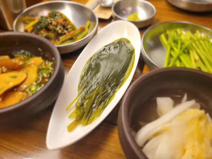 태백실비식당의 정갈한 밑반찬 구성