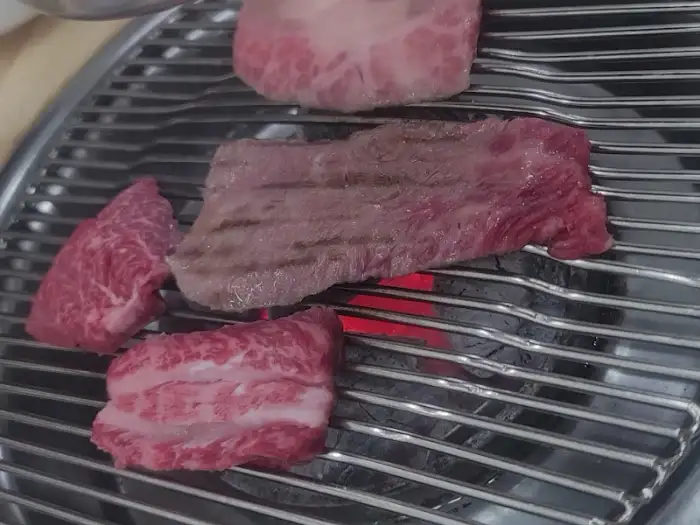 태원정육식당 불판 위에서 익어가는 소고기