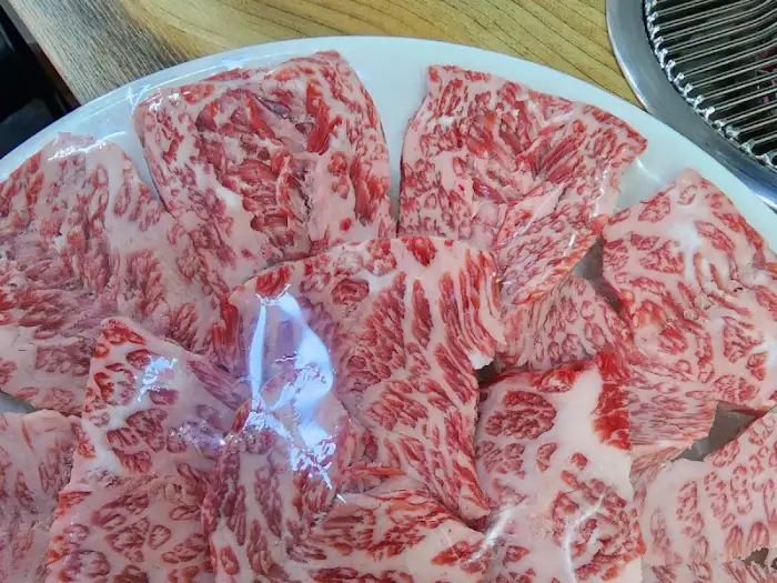태원정육식당에서 제공되는 모듬구이용 고기 단면
