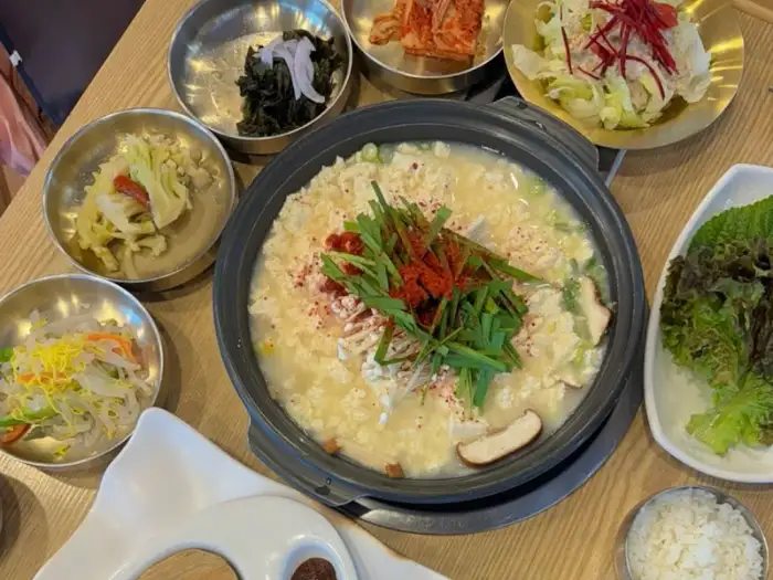 정은숙초당순두부의 다양한 반찬과 메인 요리