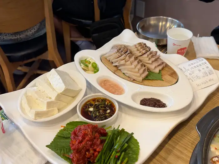 정은숙초당순두부의 풍성한 두부 삼합 구성