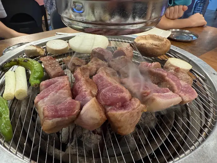 숯불 위에서 맛있게 익어가는 태백 기와집갈비 고기