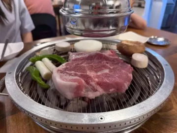 숯불 위에서 구워지는 태백 기와집갈비 두툼한 고기