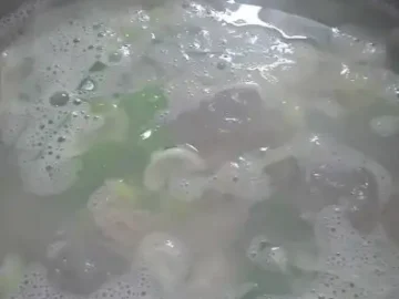 김이 모락모락 나는 매화촌해장국 뚝배기