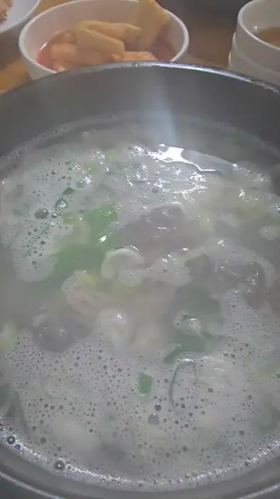 김이 모락모락 나는 매화촌해장국 뚝배기