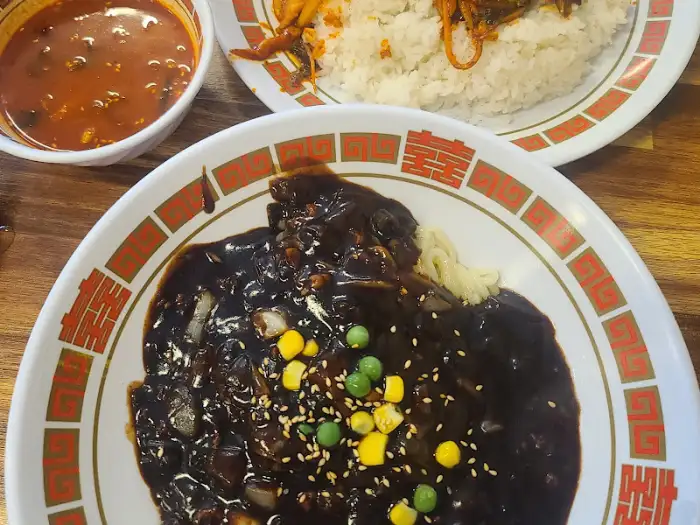 짜장면과 밥 메뉴를 보여주는