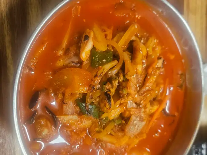 칼칼한 국물의 타이짬뽕, 푸짐한 해산물과 채소가 가득