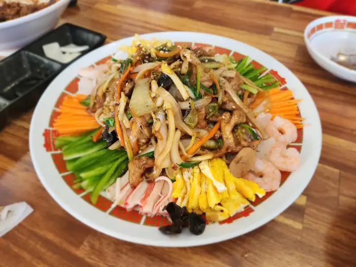 테이블에 차려진 다양한 중국 요리 모습