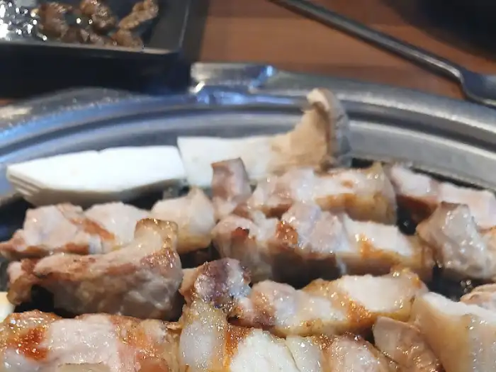 구워지고 있는 두툼한 삼겹살 덩어리