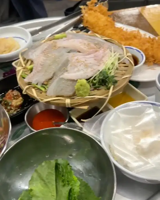 두툼한 흰살 생선회와 바삭한 튀김이 함께 나온 한 상 차림