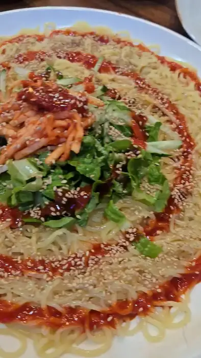 따뜻한 국물의 칼국수 한 그릇