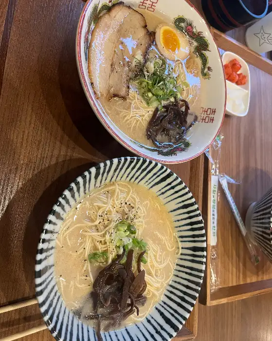두 개의 라멘 그릇과 젓가락, 단무지 등 식사 준비 완료된 모습