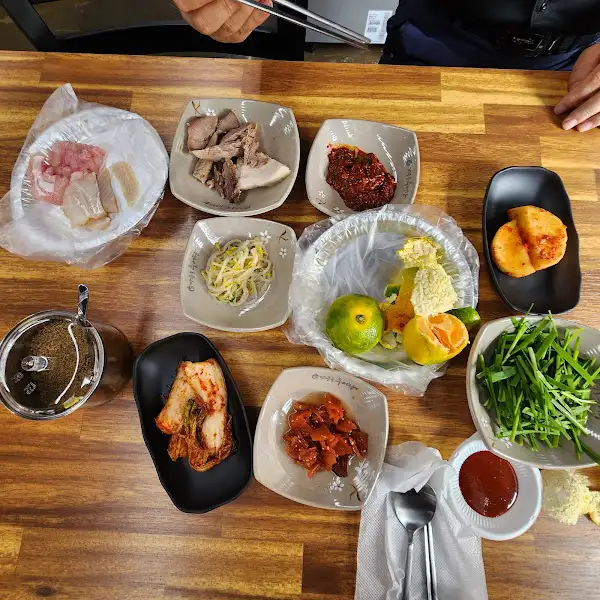 다양한 종류의 전과 곁들임 메뉴
