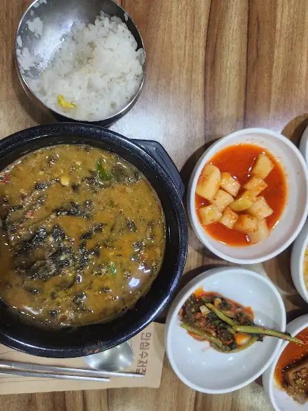 우미추어탕에서 제공되는 다양한 밑반찬과 밥