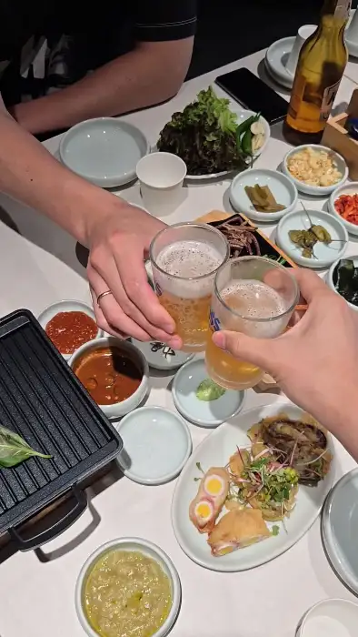 운화로에서 맥주를 건배하는 모습