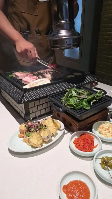 직원이 고기를 구워주는 운화로 매장 전경