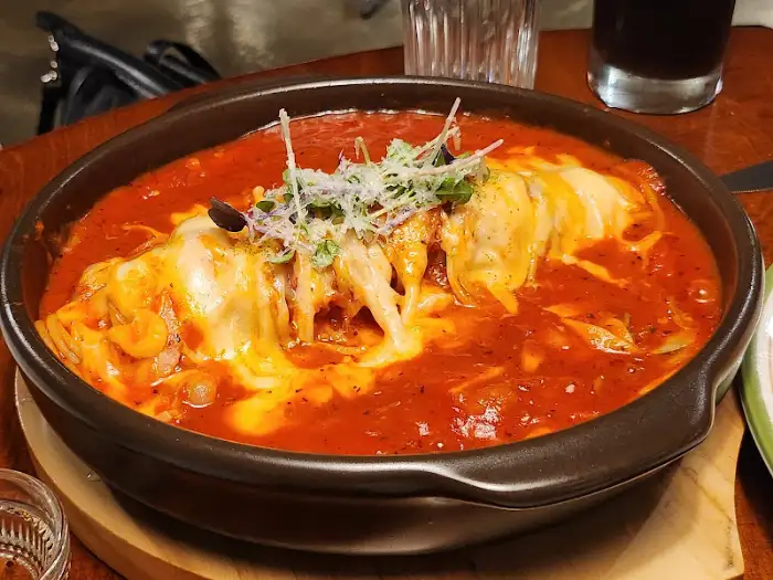 빨간 소스와 치즈가 녹아내리는 파스타 요리