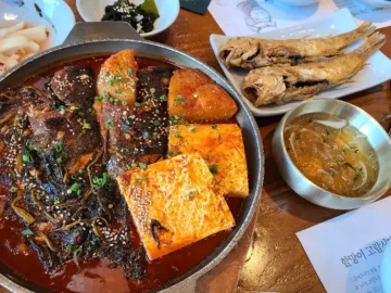 고집돌우럭 제주함덕점 우럭조림과 밑반찬 구성