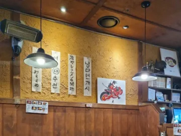 유타로 본점 내부 인테리어, 나무 벽과 조명, 일본어 간판