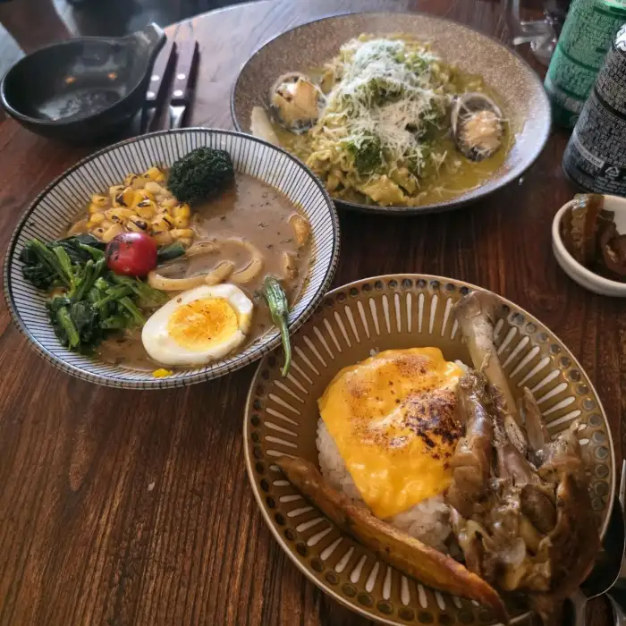 다양한 메뉴가 차려진 테이블의 모습