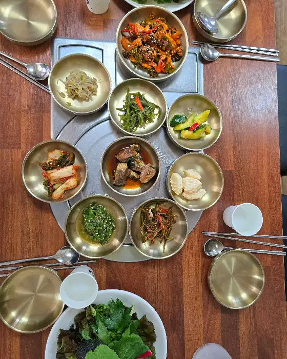 여러 가지 나물과 반찬이 정갈하게 차려진 한 상차림