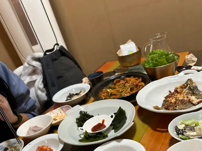 테이블 위에 차려진 다양한 퓨전 요리 모습