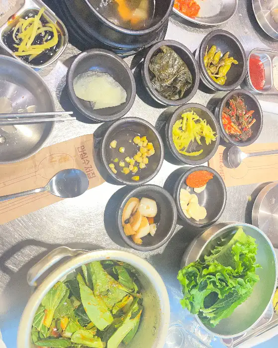 기력민물장어 반석본점의 다채로운 밑반찬 구성