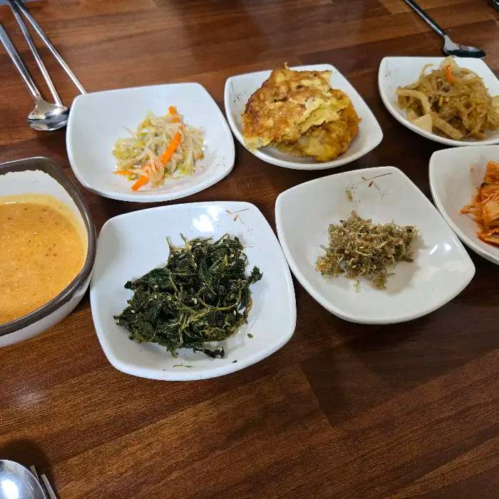복지순두부의 다양한 밑반찬들