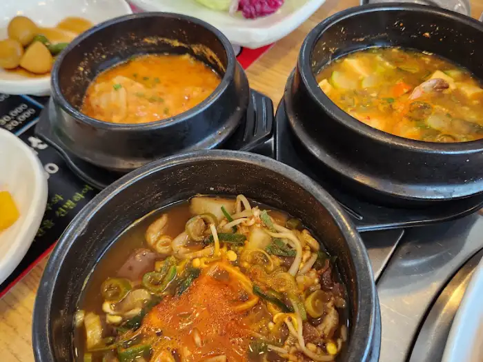 푸짐하게 차려진 찌개와 반찬들, 다양한 국물 요리의 조화