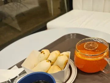 비아조의 달콤한 음료와 빵이 준비된 테이블