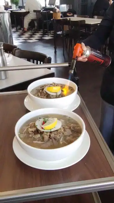 쌀국수 위에 토치로 불을 붙이는 장면